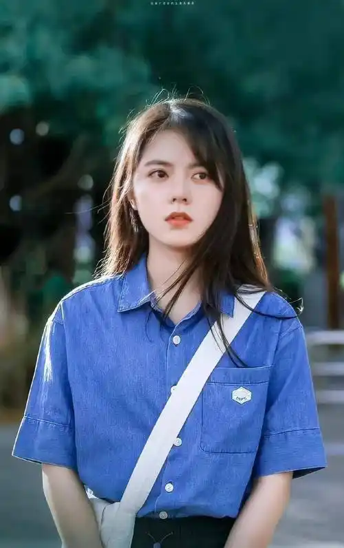 赵今麦每次穿上校服,都会给人一种回到学生时代的感觉,清纯的校花,让