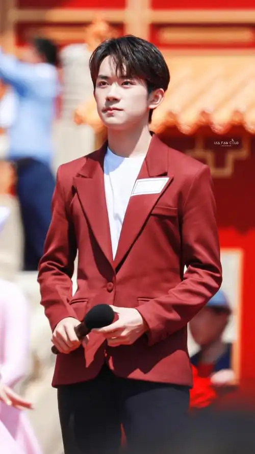 一身红色西装清朗俊秀|易烊千玺|红色|晚会_新浪网