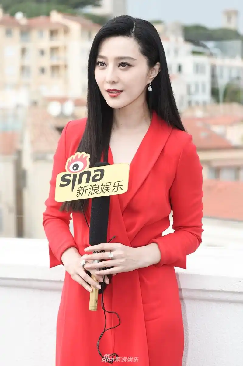 组图范冰冰一袭红裙娇艳明媚频撩发手上超大钻戒吸睛