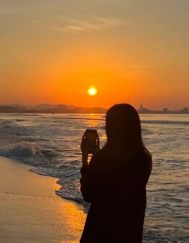 背影图片唯美伤感  👀看着这张背影图片,心中不禁涌起一股淡淡的