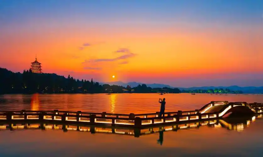 轰倒的雷峰塔中,隐藏着吴越国的千年秘密_钱镠_杭州西湖_白娘子