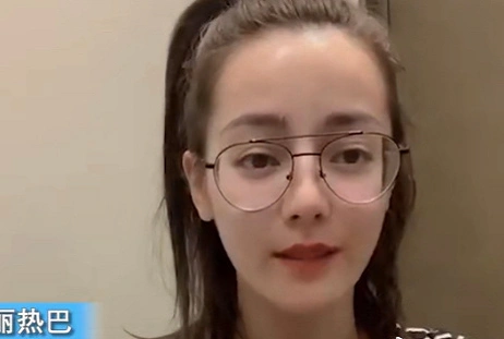 有种"整容"叫热巴素颜,卸妆变小眼睛塌鼻梁,平时花多少钱p图