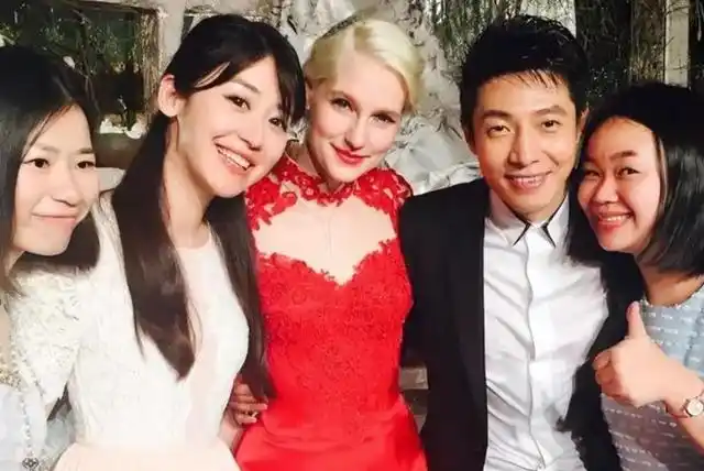 撒贝宁过年带外国妻子逛街!两人身高差太抢眼,被嘲10cm增高没用