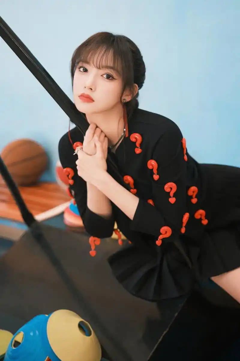 程潇可爱小黑裙甜美组图