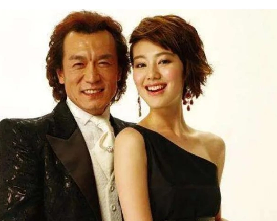 王冠本是李咏搭档,却在当红时期被央视"退回",37岁现状如何?