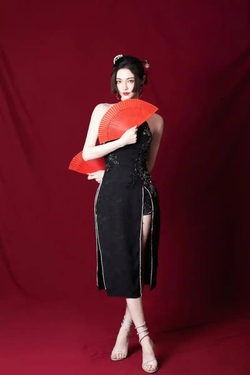 歌手许佳琪凉鞋美脚照,许佳琪身穿黑色旗袍搭配绑带凉鞋尽显东方女性