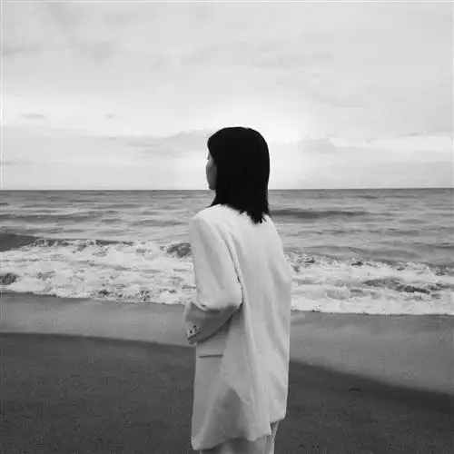 安静有点伤感的黑白唯美女头像