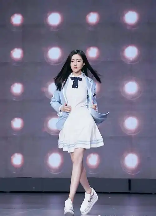 原创张天爱腿真细穿学生装美回18岁少女网友绝对是校花级别