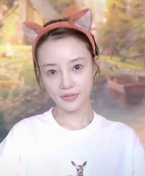 李小璐素颜出镜化小鹿妆脸颊凹陷不似之前灵气