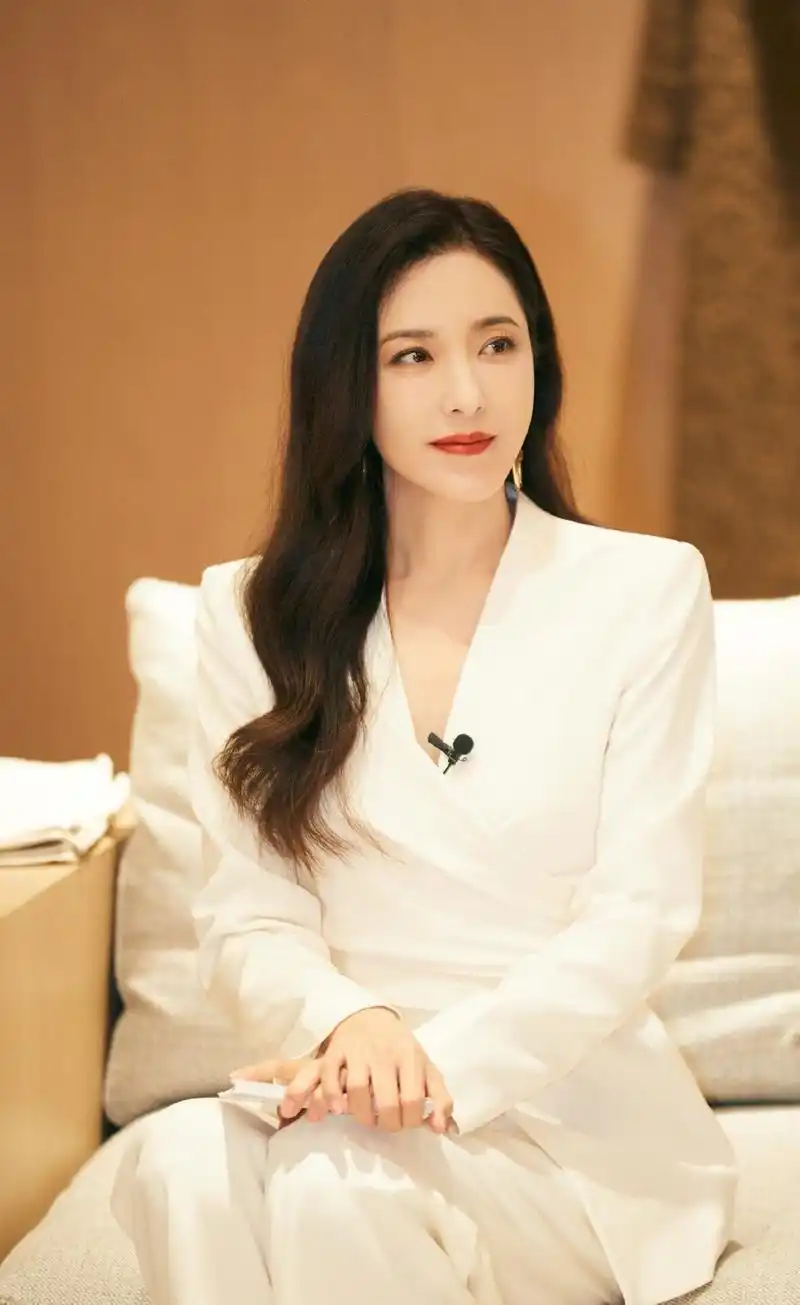 说到40岁以上最美的女明星,曾黎也算得上是不二之选了