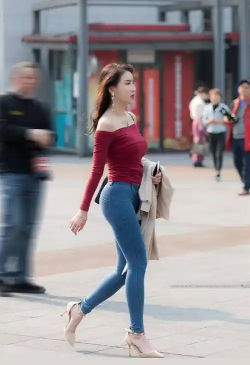 路人街拍,美女穿露肩针织露脐衫,瞬间变成性感女神