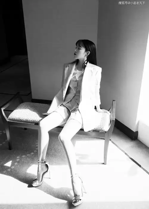 阚清子黑白系列西装精致写真