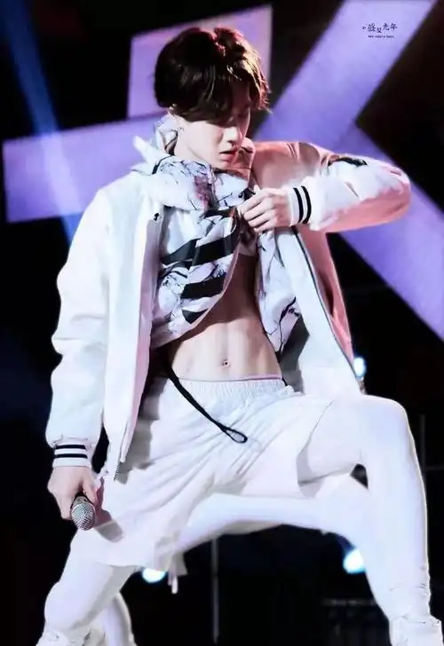 李现给腹肌"穿衣服"?这下好身材更藏不住了!