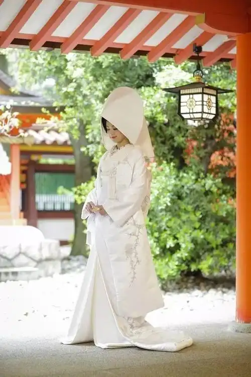 一种是纯白无瑕的"白无垢"日本新娘服饰分两种象征生活富裕和人丁兴旺