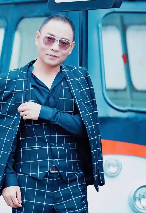 祁隆泪点太低,他常泪洒出镜平台,他与妻子乐凡,俩人已经分手?