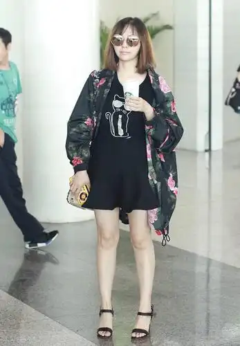 张靓颖一身牛仔搭配再现"小短腿",胖的有些尴尬,胖了多少?