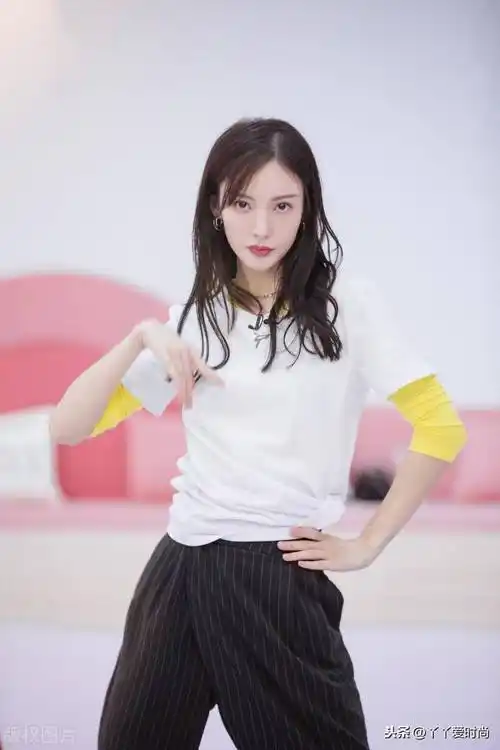 金晨运动衣物搭配廓形印花外套,酷感帅气,公演舞台燃爆全场_时尚_姐姐