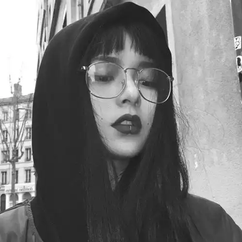 适合高冷女生的头像有点帅