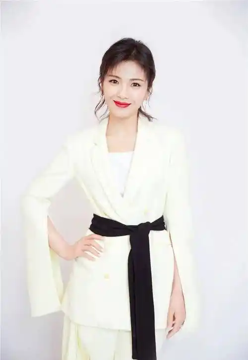 刘涛终于大胆一回穿时尚黑裙秀身材妩媚女人味溢出屏幕