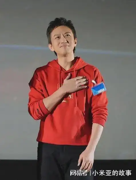 网友坐飞机偶遇邓超陈赫热情满足合影要求和粉丝聊天很暖心