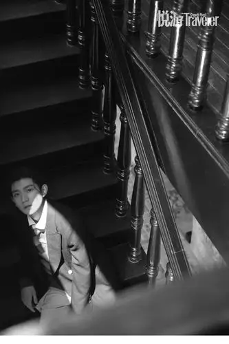 扎着复古小辫的王源回到重庆江湖