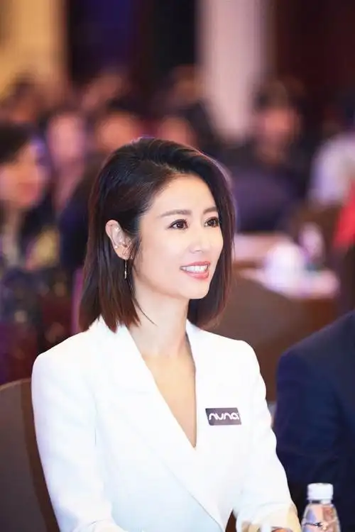 林心如素颜参加校友会,脸部略显沧桑,酒窝拉垮,笑容显勉强 - 知乎