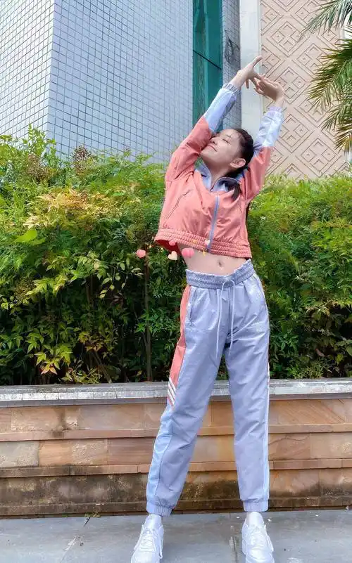 童星出身的演技派,曾是王俊凯绯闻女友,蒋依依白色毛衣清纯甜美_粉色