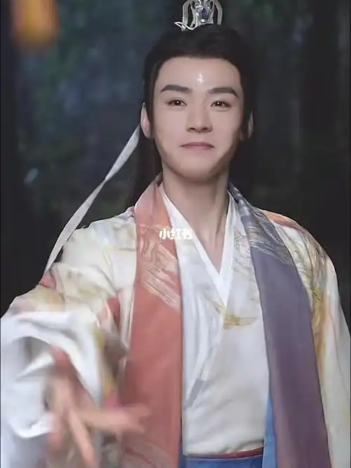 爱奇艺明星盘桃变装挑战龚俊东方月初