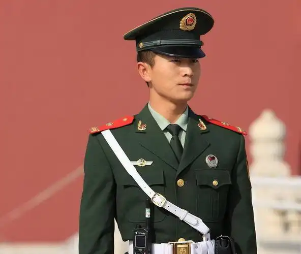 有军人吗?可不可以"自拍"一张照片给我表情要严肃可以吗?