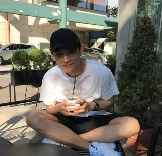 175左右的男生夏天怎么穿好看?各种t恤衬衫穿搭技巧让你秒表欧巴!