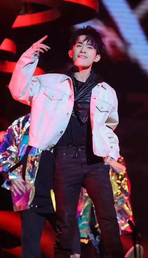 有种整容叫易烊千玺蓝发以为会非主流结果美成漫画王子