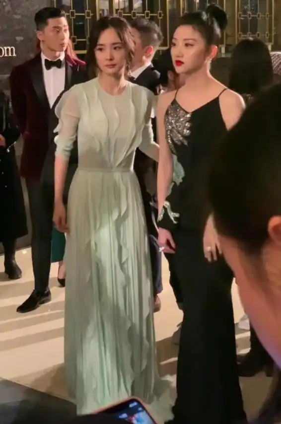 杨幂景甜在抖音同框:她在景甜身边干瘪仪态差,头快伸出屏幕了