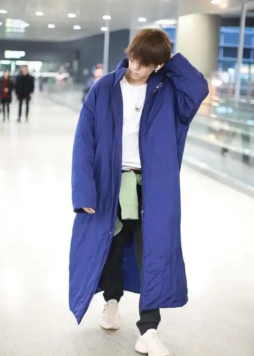 1 / 11 2020年1月2日,上海,曾舜晞机场街拍.