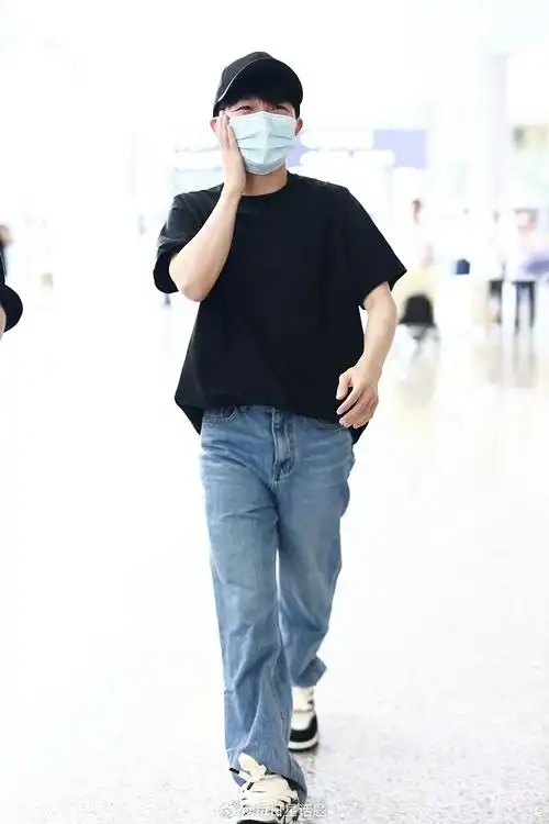 2023年7月14日,上海,周深现身虹桥机场,黑t牛仔裤,简约清新.