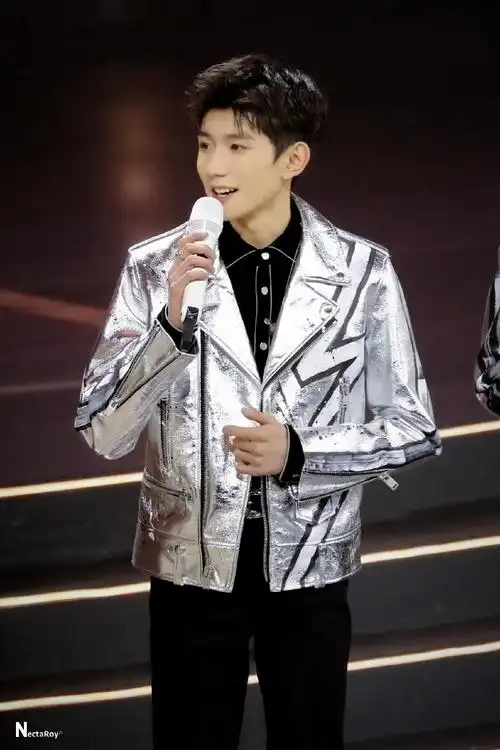 王源的北斗第七星#歌手@tfboys-王源有黑白方圆两支定制话筒92挥行