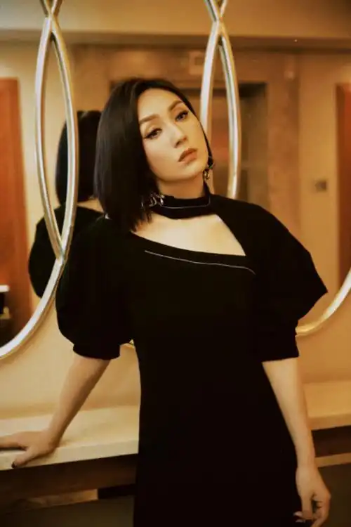 47岁春娇杨千嬅依旧风光无限穿上裙子有韵味霸气十足