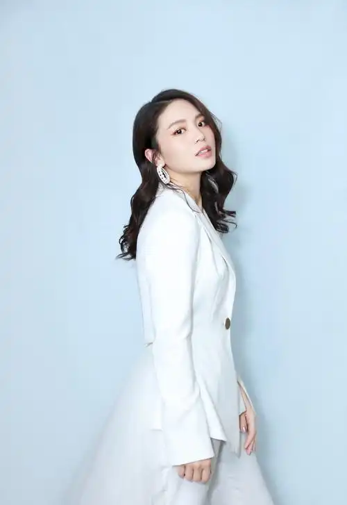 清新秀丽歌手黄英