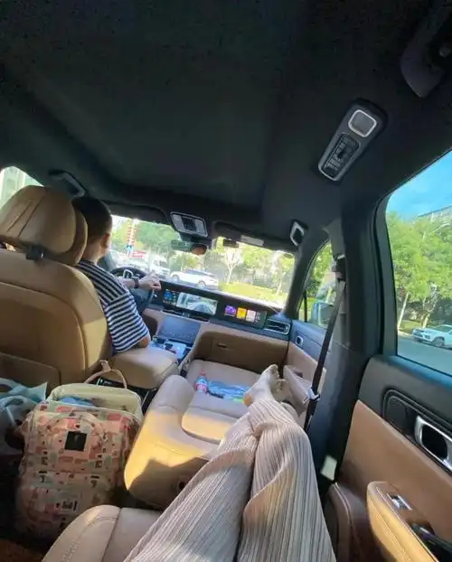 理想one后排空间确实了得想干嘛就干嘛