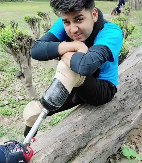 印度截肢小伙靠短视频vmate走红 如今收入养活全家