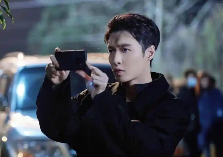 张艺兴为《捕鱼行动》剃寸头,谁还会说他离不开"偶像包袱"_手机搜狐网