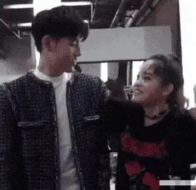 在2017年的光影交错中,欧阳娜娜与陈飞宇联手出演了电影《秘果》,在