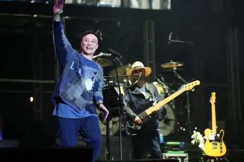 10月27日,陈奕迅于香港中环摩天轮下举行 《eason and the duo band