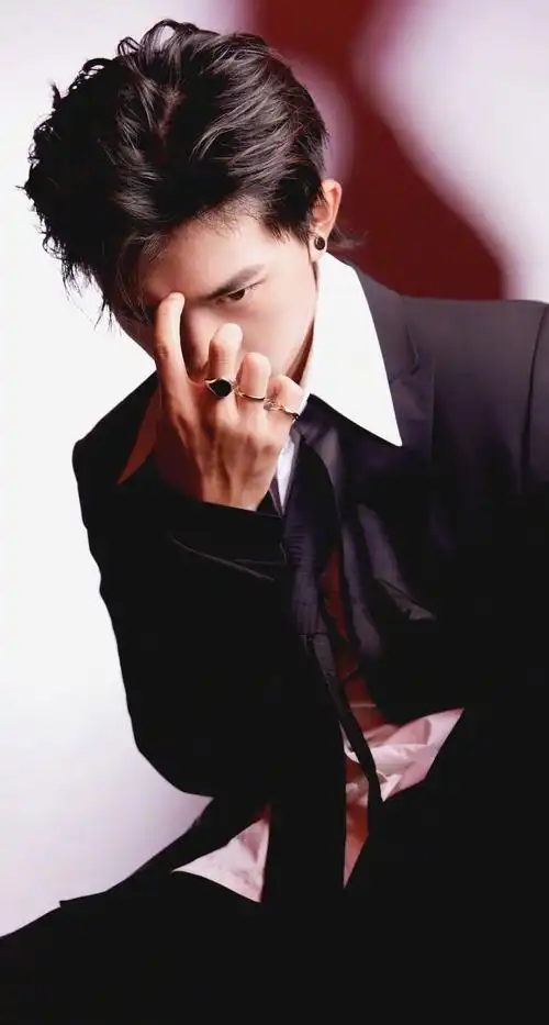 易烊千玺 x 时尚cosmo11月刊