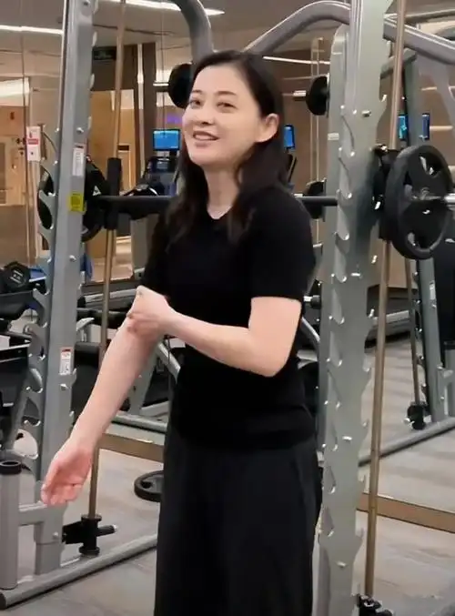 梅婷素颜前往健身房毫无顾忌地披散着头发不怕被认出来