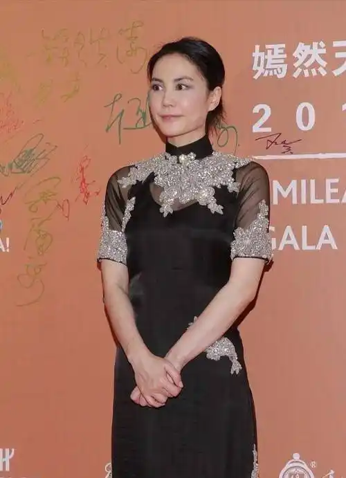 王菲还是适合穿得随性点,罕见穿旗袍配发髻,虽然端庄却有大妈味_气质