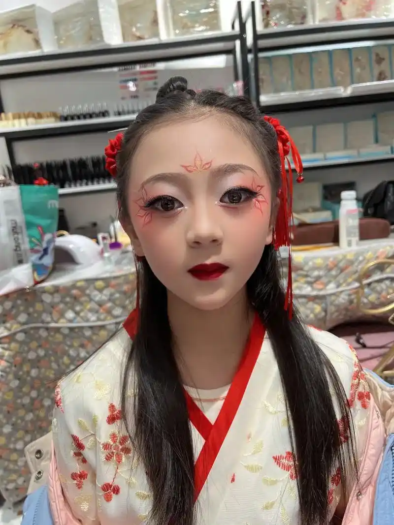 儿童古风妆容造型#儿童舞台妆 #舞台妆 #古装造型 #古风妆 - 抖音