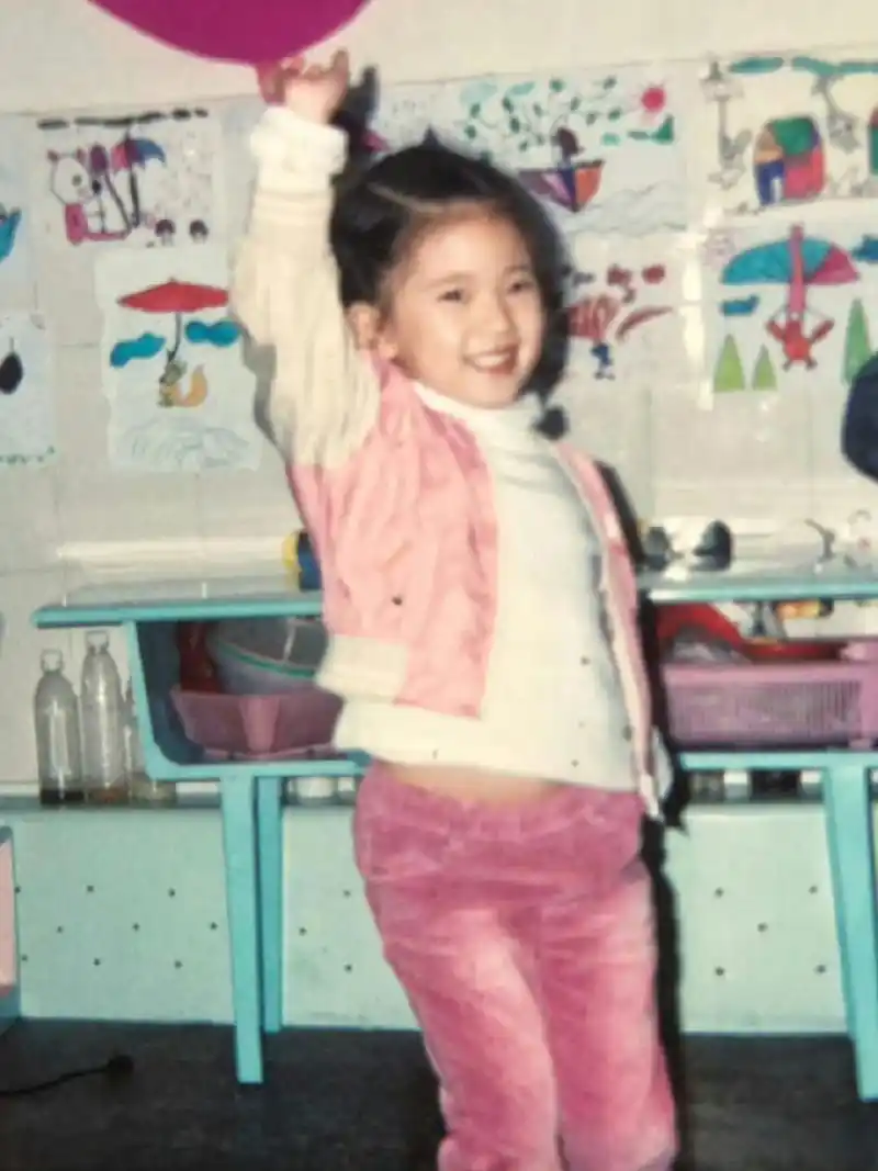 小时候的赵露思,没想到那么小就已经是个超酷女孩了,和现在没啥区别.