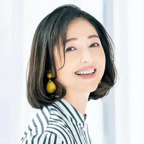 本期推荐短发,因为它不仅比起黑长直发型更易打理,还十分减龄简约大气