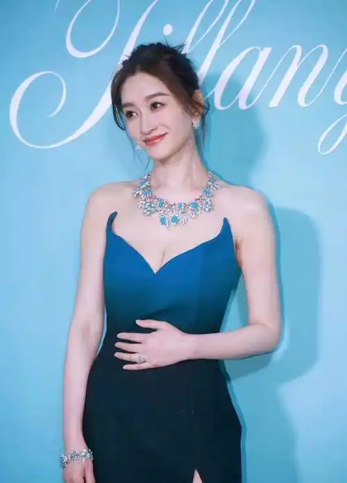 李小冉穿蓝色高开叉抹胸长裙:女人的美,总是这么千变万化!