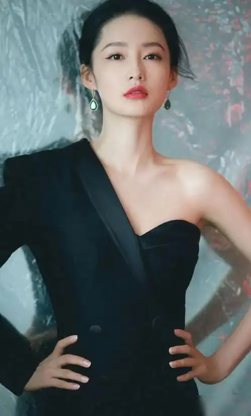 31岁李沁清新可人身材挺拔女神清澈性感太迷人了